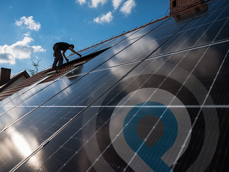 monteur zonnepanelen aan het werk op een dak